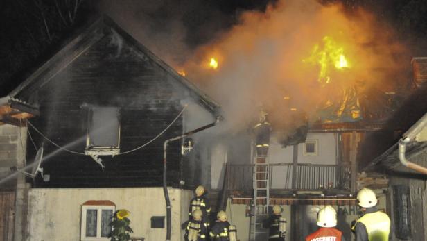Die Feuerwehren mussten Schwerarbeit leisten.