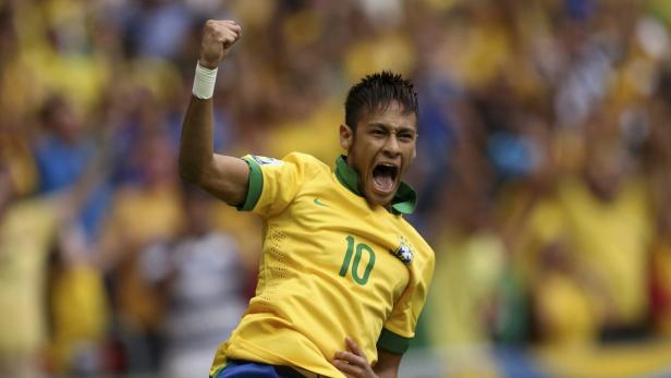 Brazil&#039;s Neymar celebrates scoring a goal during their Confederations Cup Group A soccer match against Japan at Estadio Nacional in Brasilia June 15, 2013. REUTERS/Ueslei Marcelino (BRAZIL - Tags: SPORT SOCCER)