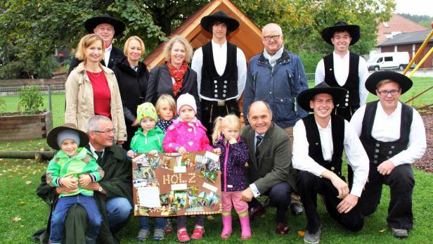 Präsentation des Holzbaupreises durch Landeshauptmannstellvertreter Wolfgang Sobotka mit Zimmerleuten im Kindergarten Winklarn