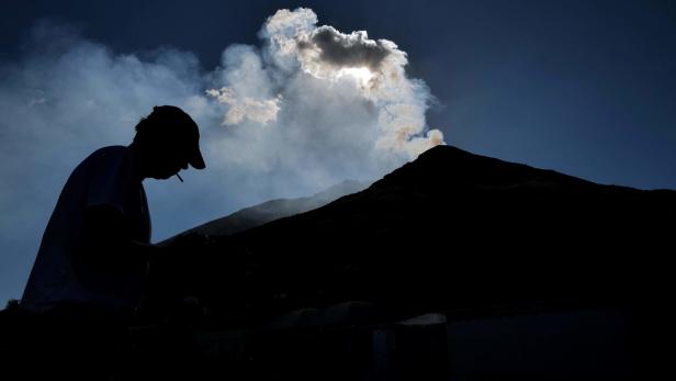 Videos zeigen dichten Rauch über italienischem Vulkan Stromboli