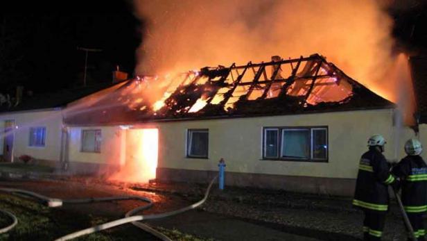Nächtlicher Großeinsatz in Kleinhöflein: Feuer zerstörte Anwesen