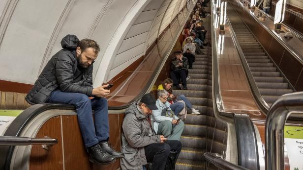 Luftalarm: Kiewer Bevölkerung flüchtet in U-Bahn-Stationen