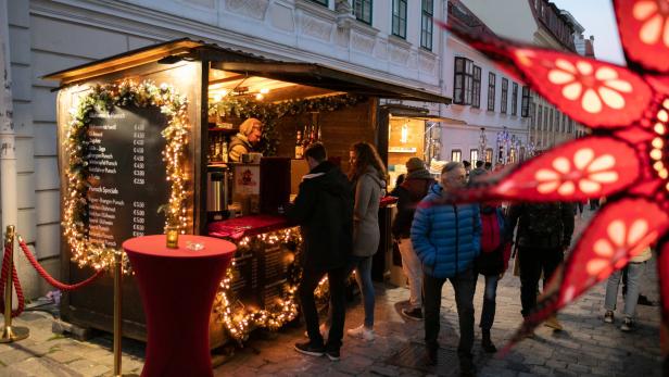 Im Visier der Spittelberg: Redakteurin Julia Schrenk recherchierte über die Intransparenz der Weihnachtsmärkte.
