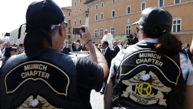 A Harley-Davidson biker from the Munich-Chapter Germany takes a picture as Pope Francis blesses before the start of a mass outside Saint Peter&#039;s Square in Rome June 16, 2013. REUTERS/Stefano Rellandini (ITALY - Tags: RELIGION)