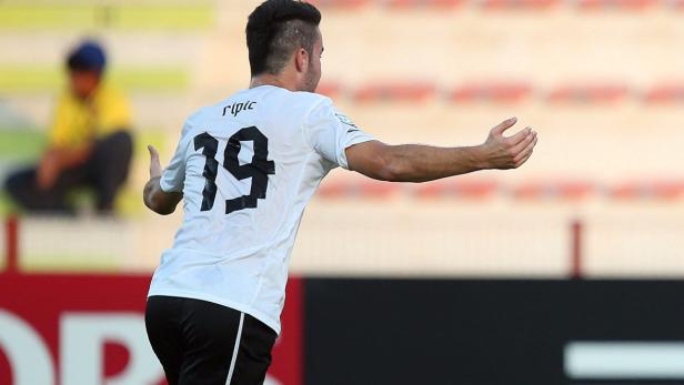 Ein Fußballspieler mit der Nummer 19 auf dem Rücken gestikuliert auf dem Spielfeld.