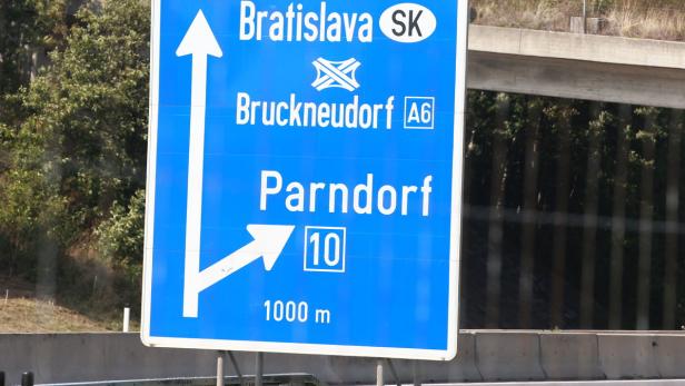 Bei Parndorf waren zwei Pkw in Fahrtrichtung Ungarn kollidiert.
