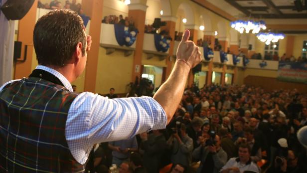 Das blaue Volk will unterhalten werden. Parteichef Strache versuchte es auch dieses Jahr in Ried – in der Krachledernen mit schalen Witzchen über die Polit-Konkurrenz.