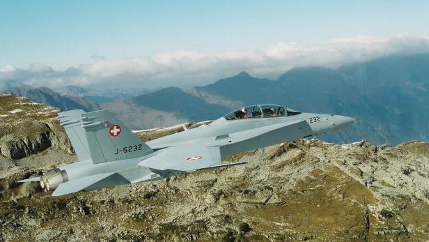 Eine F/A-18 Hornet der Schweizer Luftwaffe (im Bild das zweisitzige Modell)