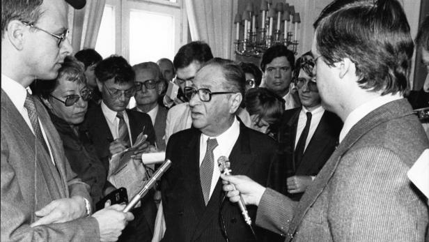 Bruno Kreisky im Jahr 1983 nach dem Ministerrat