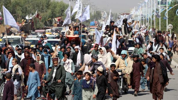 Die Taliban und ihre Unterstützer feiern den Abzug der USA aus Afghanistan vor einem Jahr