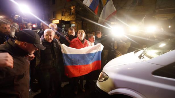 Mit Flaggen und Parolen stoppten sie sein Auto: Nach der Bedrohung durch eine Gruppe zum Teil bewaffneter Männer hat der UN-Sondergesandte Robert Serry die Krim verlassen.