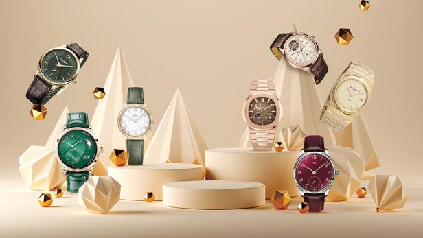 Mehrere Luxusuhren verschiedener Marken und Designs sind auf Podesten und geometrischen Formen ausgestellt.