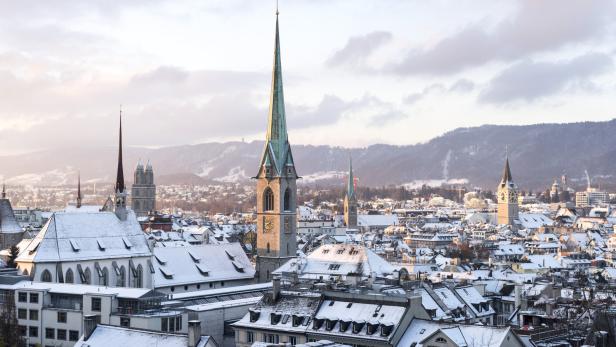 Winterliche Ansicht über die verschneite Altstadt von Zürich.