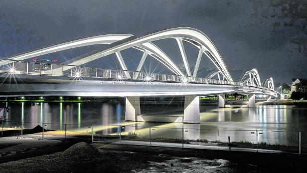 Wenn die Westringbrücke fertig ist, führen fünf Brücken über die Donau