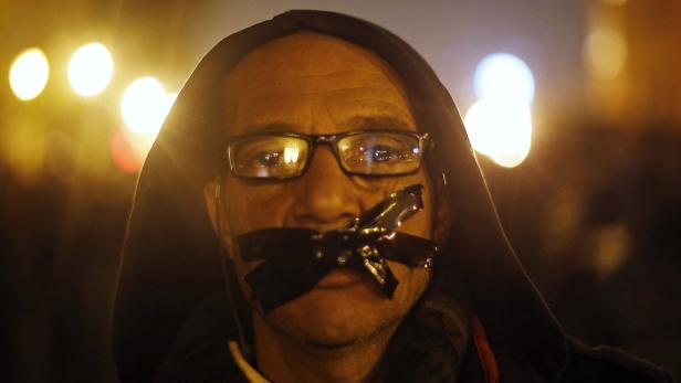 Ein Demonstrant protestiert mit zugeklebtem Mund gegen die Einstellung des Prozesses gegen Ex-Präsident Hosni Mubarak.