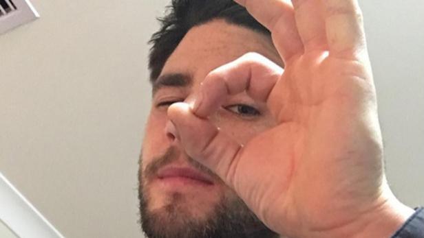 Warum Männer Selfies mit dieser Handgeste machen