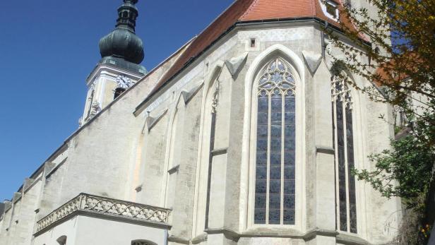 Kirchenbänke in Krems-Stein von Hausschwamm befallen