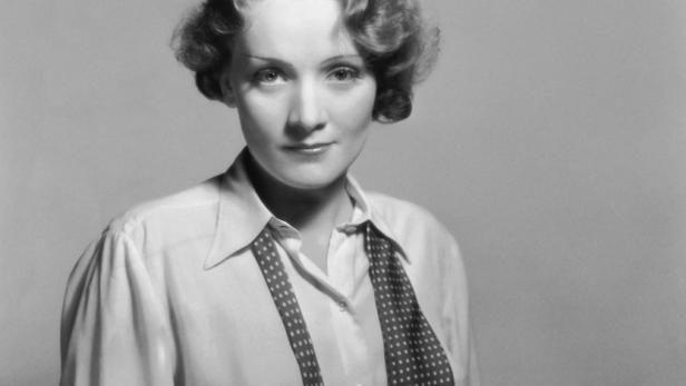 Marlene Dietrich in Hemd und Krawatte, um 1930.