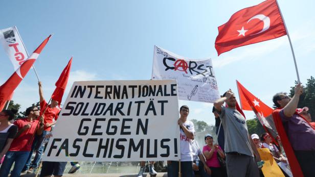 APA13254414-2 - 16062013 - WIEN - ÖSTERREICH: ZU APA 134 II - Teilnehmer an der Solidaritätskundgebung für die Protestierenden vom Istanbuler Gezi-Park am Sonntag, 16. Juni 2013, am Schwarzenbergplatz in Wien. APA-FOTO: HELMUT FOHRINGER