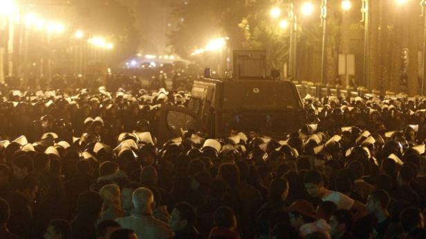 Am 25. Januar 2011 gehen tausende Ägypter für mehr Demokratie auf die Straße. Vorbild für die Proteste ist Tunesien. Dort hatte sich einige Wochen vorher der Gemüsehändler Mohammed Bouazizi aus Verzweiflung über Behördenwillkür selbst verbrannt.