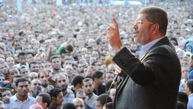 Denn auch der gewählte Präsident Mohamed Mursi, Vertreter der Muslimbruderschaft, wird mit ähnlichen Vorwürfen wie Mubarak konfrontiert: Er habe die Ziele der Revolution verraten.