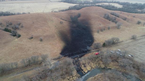 Investigators, cleanup crews begin scouring oil pipeline spill in Kansas