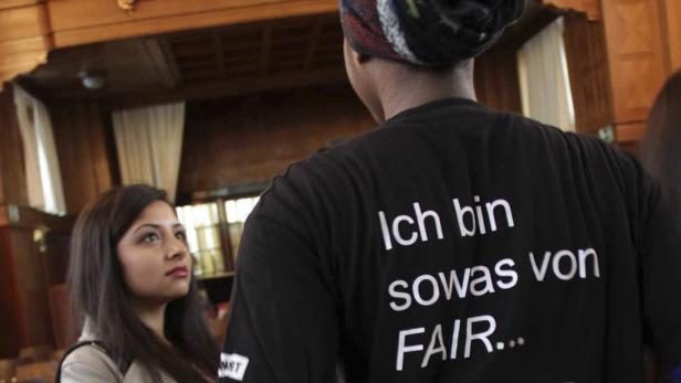 Eine Frau schaut auf die Aufschrift „Ich bin sowas von FAIR…“ auf dem T-Shirt einer Person.