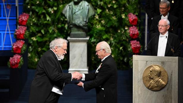 Der schwedische König Carl XVI. Gustav überreicht Quantenphyiker Anton Zeilinger die Nobelpreis-Urkunde und Nobelpreis-Medaille.