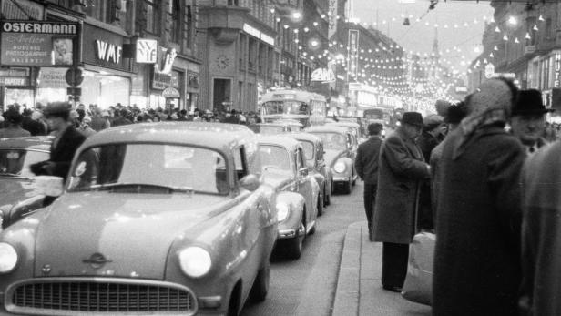 Viel Verkehr auf der Mariahilfer Straße im Jahr 1959