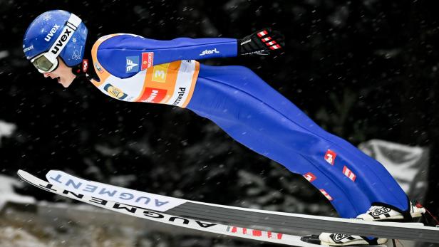 ÖSV-Skispringerin Eva Pinkelnig muss das Gelbe Trikot ausziehen