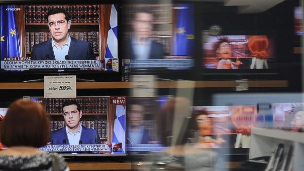 In einem Elektronikgeschäft werden mehrere Fernseher mit Nachrichten und einem Animationsfilm gezeigt.