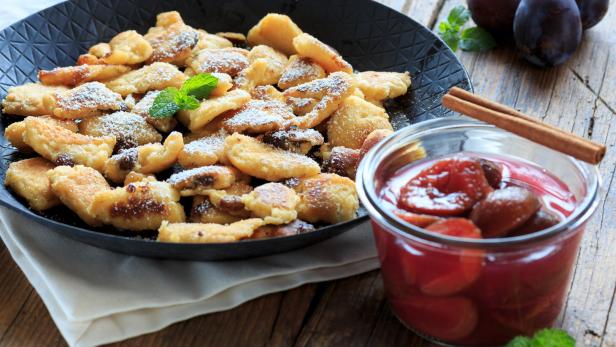 Kaiserschmarrn und Zwetschkenröster.