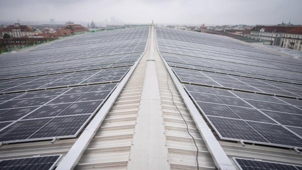 Die neue PV-Anlage am Dach der Stadthalle leistet 1.123 kWp