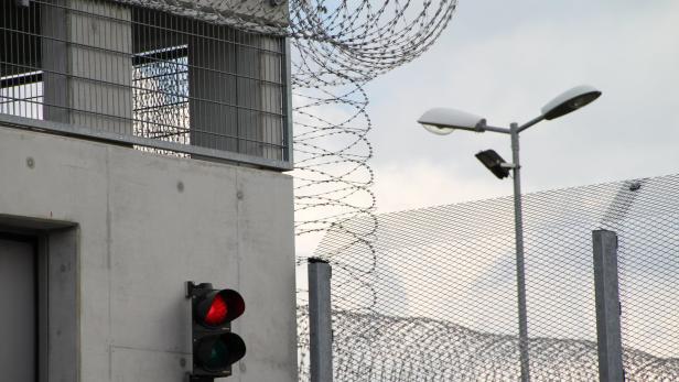Attentäter von Halle nimmt Gefängnis-Mitarbeiter als Geiseln
