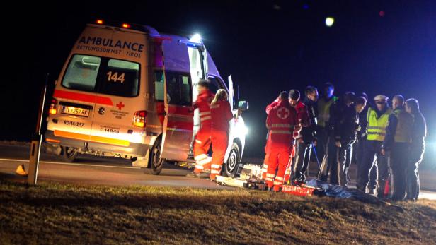 Einsatzkräfte an der Unglücksstelle im Gemeindegebiet von Unterperfuss im Bezirk Innsbruck-Land. Ein 26-jähriger Fußgänger kam bei einem Zusammenstoß mit einem Pkw ums Leben. Der Lenker des Wagens beging Fahrerflucht, stellte sich dann aber den Behörden.