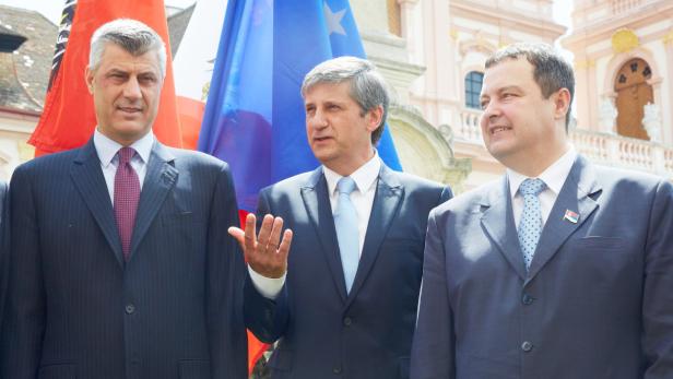 APA13252894-2 - 16062013 - GÖTTWEIG - ÖSTERREICH: ZU APA-TEXT II - Außenminister Michael Spindelegger (M) zusammen mit dem Premierminister des Kosovo Hashim Thaci (L) und dem Ministerpräsident von Serbien Ivica Dacic (R) am Sonntag, 16. Juni 2013, anl. des Europaforums Wachau im Stift Göttweig. APA-FOTO: PHOTONEWS.AT/GEORGES SCHNEIDER