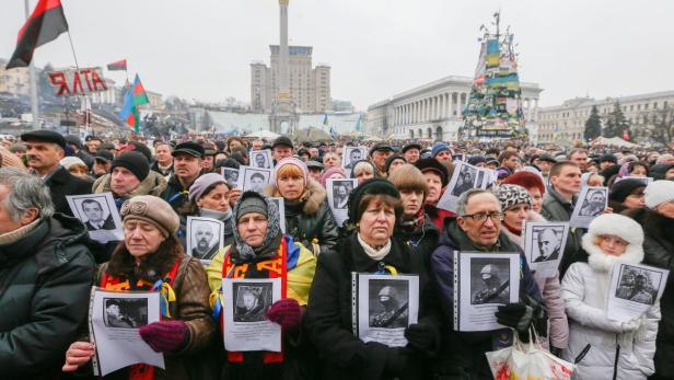 Der Maidan in Kiew: Bis vor kurzem zentraler Platz des Protests, mittlerweile Gedenkstätte für die Opfer des Umsturzes in Kiew. Auf der Krim entlädt sich die Spannung in die andere Richtung - die Schwarzmeer-Insel will zu Russland: Eindrücke aus einem gespaltenen Staat.