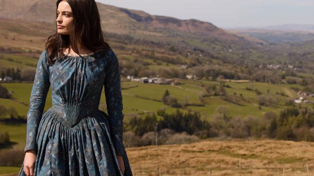Emma Mackey als Außenseiterin Emily Brontë in der rauen Landschaft von Yorkshire im frühviktorianischen England: „Emily“