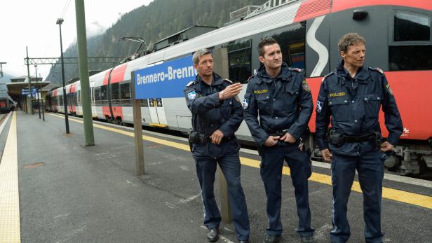 Tiroler Beamte haben heuer in Zügen aus Italien bereits rund 5500 illegal Eingereiste aufgegriffen. Etwa 4400 Flüchtlinge gelangten trotzdem mit der Bahn nach Bayern.