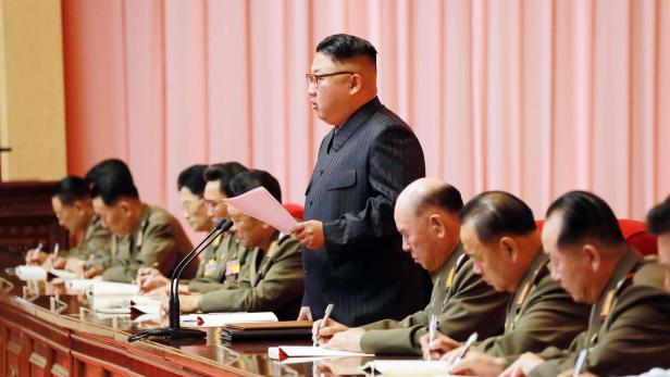 Seit Machtübernahme Kim Jong-uns (Bild Mitte) wurde viele Funktionäre hingerichtet.