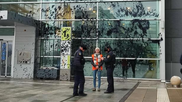 Polizeieinsatz in NÖ: Klima-Aktivisten beschmierten Regierungssitz
