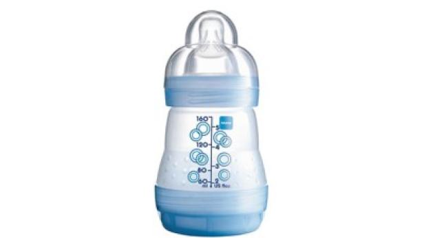 Eine Babyflasche der Marke MAM mit blauem Verschluss und Messskala.