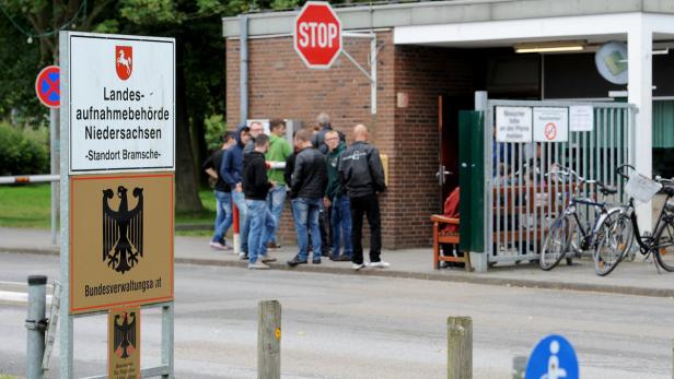 Flüchtlinge vorm Haupteingang der Landesaufnahmebehörde Niedersachsen in Bramsche.