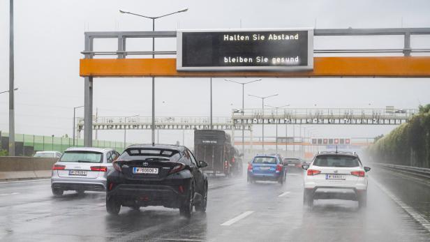 Unwetter: Bei Autofahrten langsam fahren und ruhig bleiben