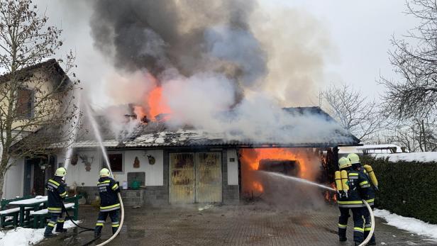 Brand der Garage eines Wohnhauses beschäftigt die Feuerwehren