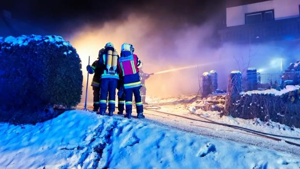 Holzlager in Haus brannte: Bewohner musste ins Spital