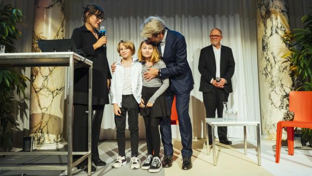 Josefine und Luis mit ihren Eltern bei einer Benefiz-Veranstaltung im Weltmuseum in Wien, die von Harald Krassnitzer (re.) moderiert wurde.