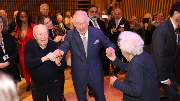 König Charles tanzt: Auf einem von der Royal Family auf Twitter veröffentlichten Video ist zu sehen, wie der 74-Jährige zwei andere Senioren an den Händen hält und sich lachend zur Musik bewegt.