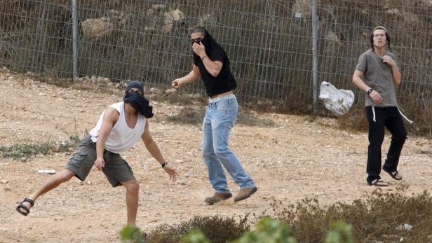 Israelische Siedler werfen Steine in Richtung palästinensischer Häuser (9. Oktober 2015)