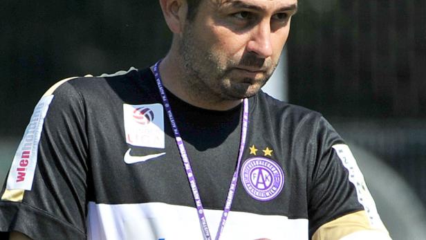 APA13281568 - 18062013 - WIEN - ÖSTERREICH: Trainer Nenad Bjelica leitet am Dienstag, 18. Juni 2013, in Wien das erste Training von FK Austria Wien. APA-FOTO: HANS PUNZ